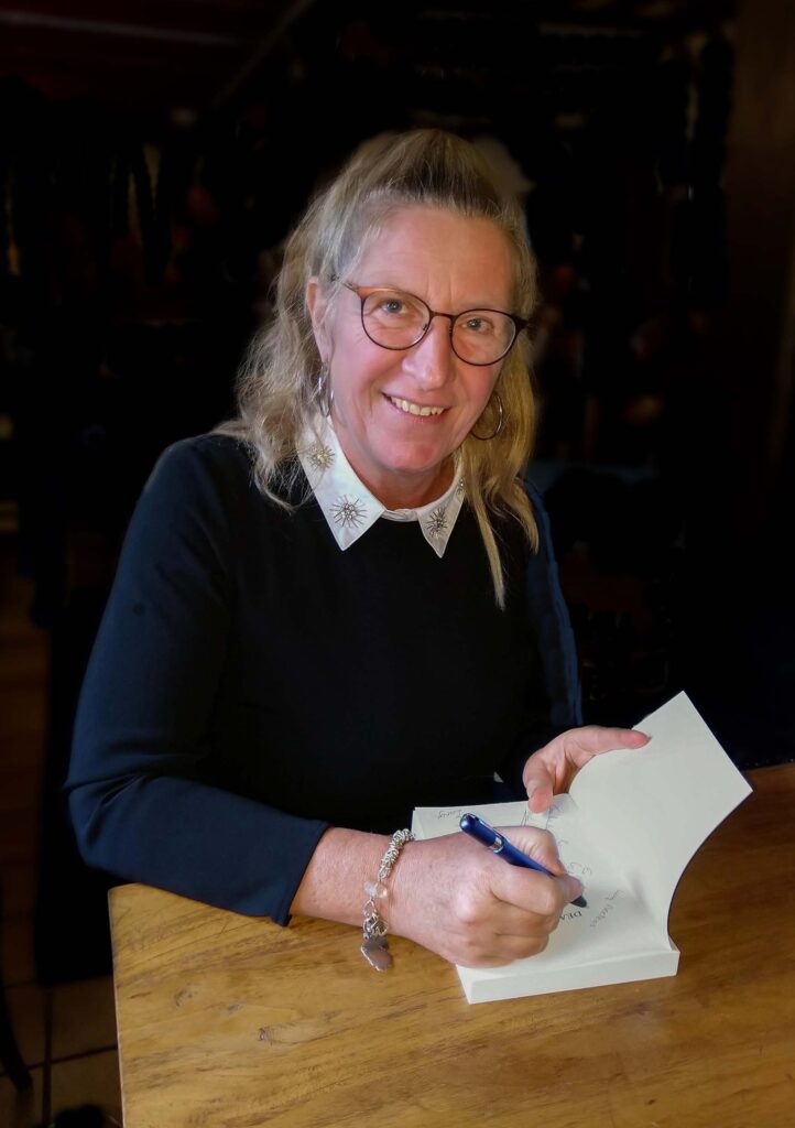 Foto van de auteur Lucy Neatens, terwijl zij het boek Ik heb je liever, signeert.